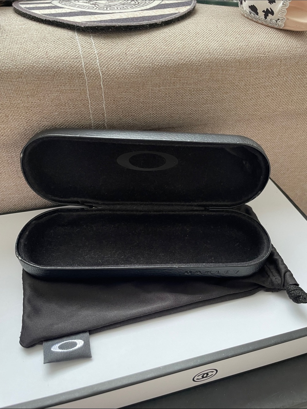 ✨Oakley Black Hard Sunglass / Glass Case with Black Microbag✨Preloved